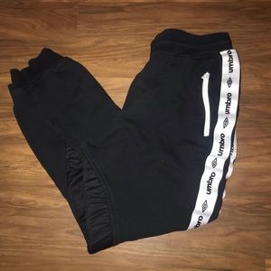 Men’s cuffed Umbro joggers with zip pockets. EUC!